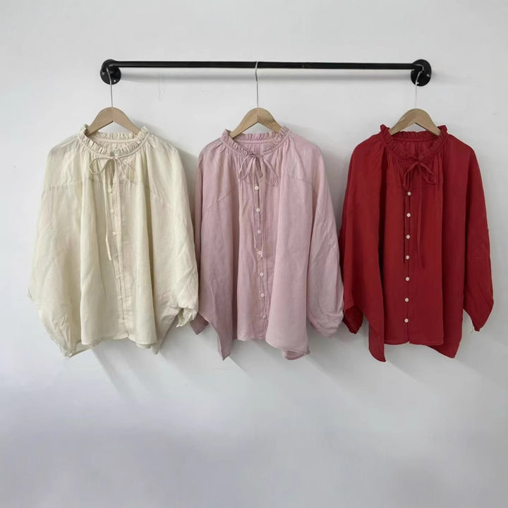 Femme Relaxed Fit Soft Button-Up Bluse med Rødfugleudskæring Stilla