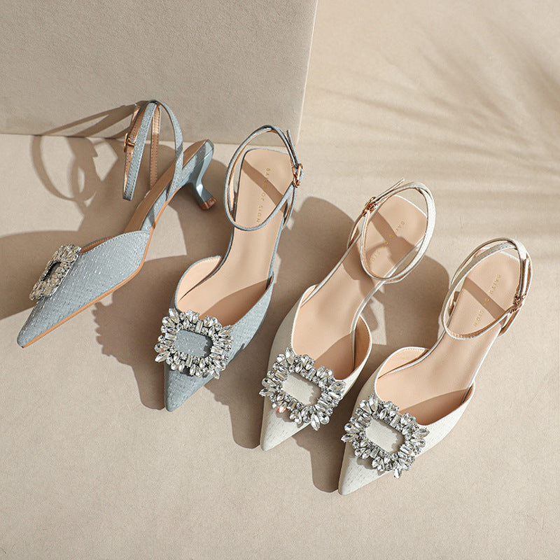 Damesko med ankelrem og kitten-hæle med florale applikation Stilla