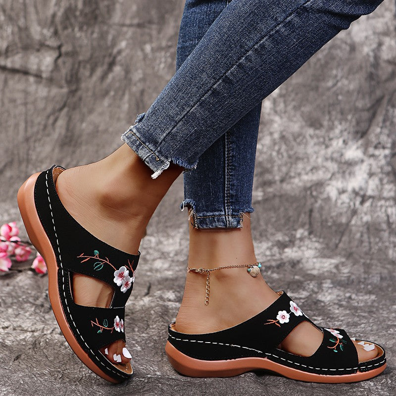 Dame mode rem sandaler med florale broderier og komfortabelt fodseng Stilla