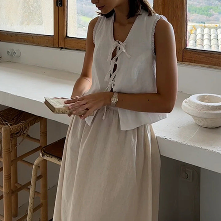 Damebluse med dekorative flæsedetaljer og elegant V-hals Stilla