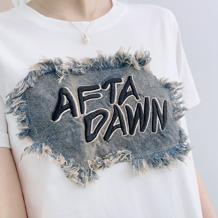 Dame T-shirt med kreativ denim-print og mode frynser Stilla