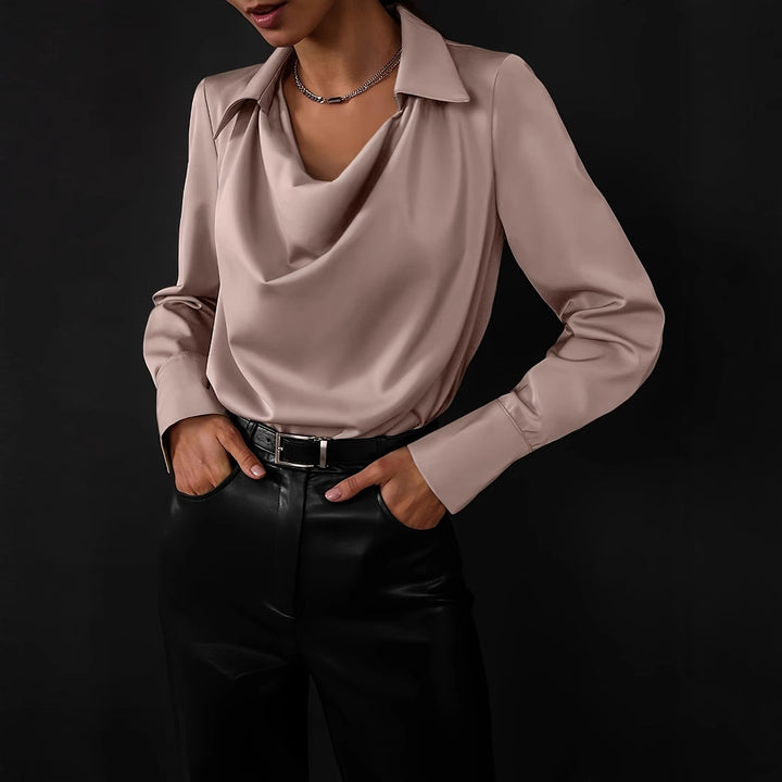 Dame elegant bluse med flydende V-udskæring og klassiske detaljer Stilla
