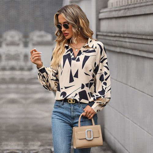 Damebluse med moderne grafisk design og V-hals Stilla