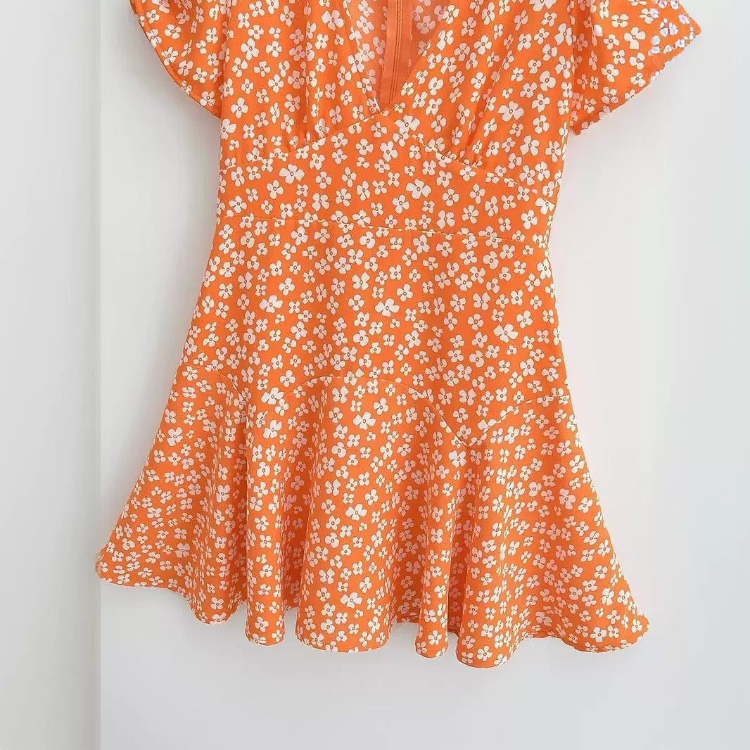 Dame sommerkjole med blomsterprint i elegant snit Stilla