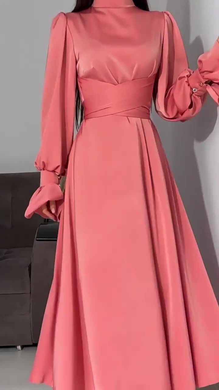 Dame elegant langærmet kjole med flot rufflesdetalje og taljeindsats Stilla
