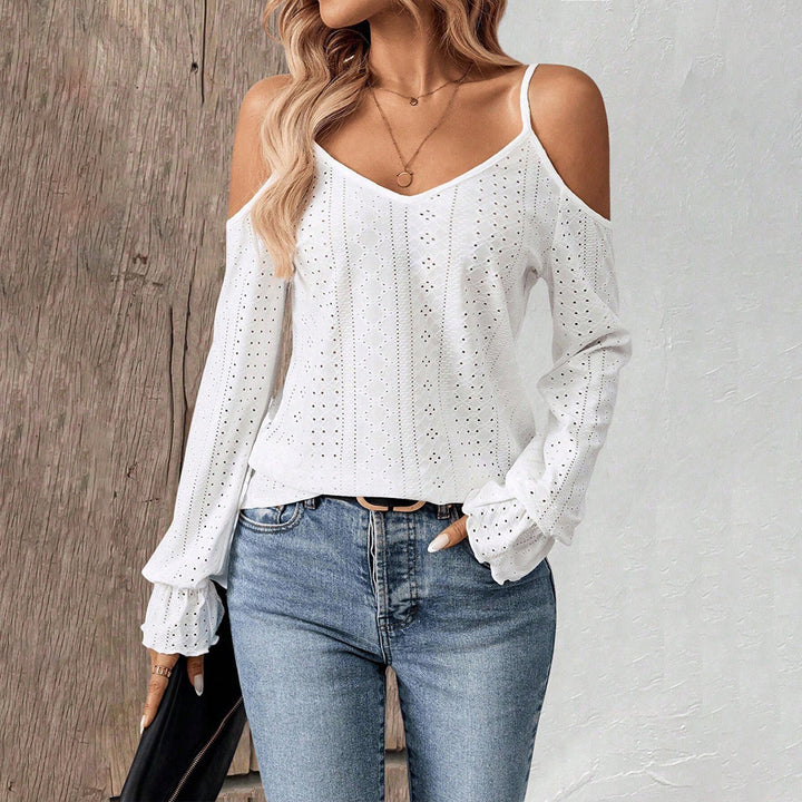 Dame top med off-shoulder detaljedesign og delikate flæsedetaljer Stilla