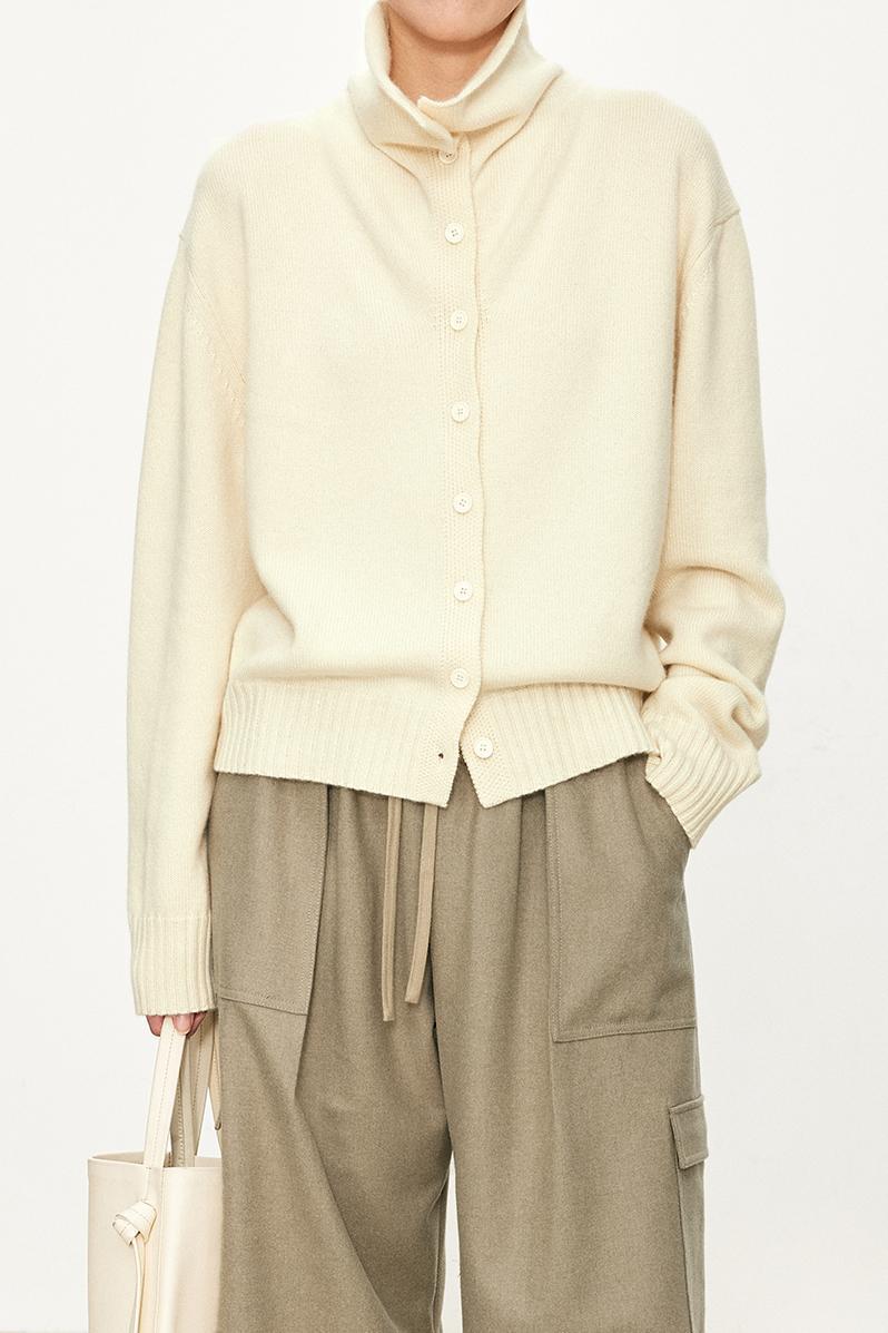 Kvindernes fashionable strikkede cardigan med høj krave og knaplukning Stilla