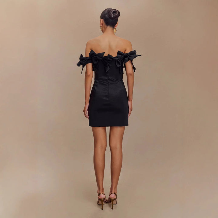 Dame elegant mini-kjole med off-shoulder design og raffinerede rufflelementer Stilla