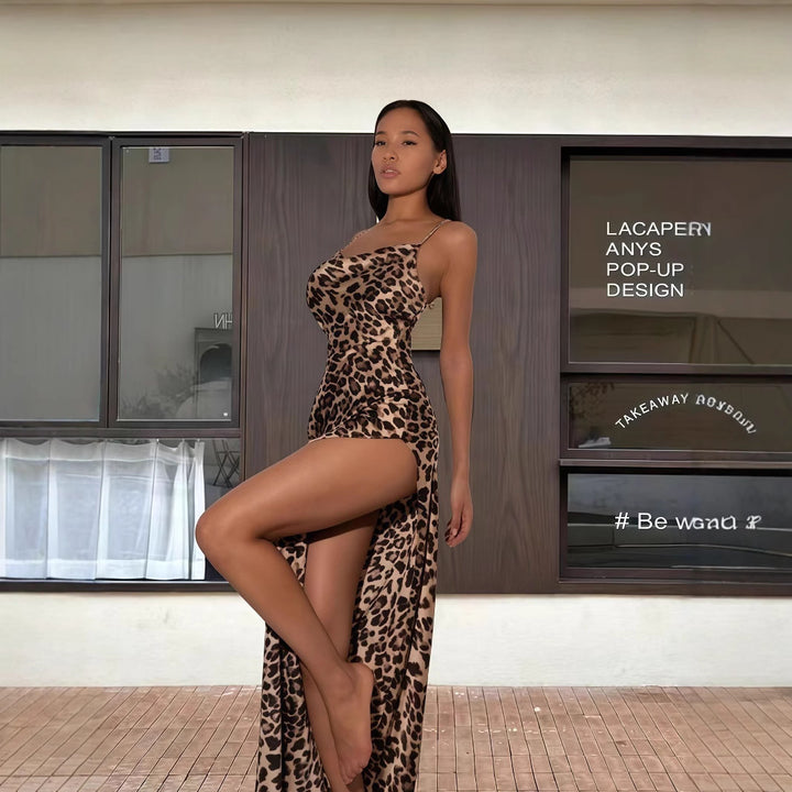 Dame maxikjole med forførende slids og elegant leopardprint Stilla