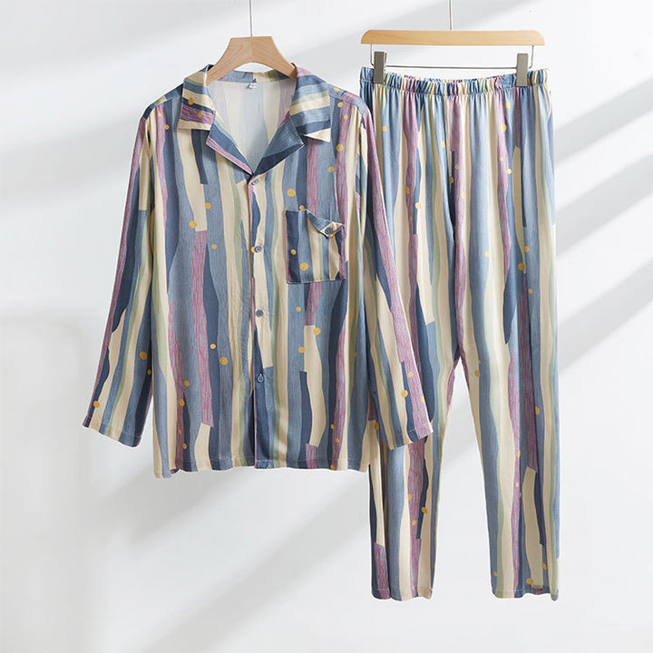 Dame pyjamasæt i let, åndbart materiale med kreativt stribemønster og praktiske detaljer Stilla
