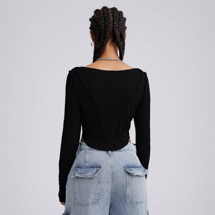 Kvindernes langærmede bodysuit med dyb V-udskæring og intrikate udskæringsdetaljer Stilla