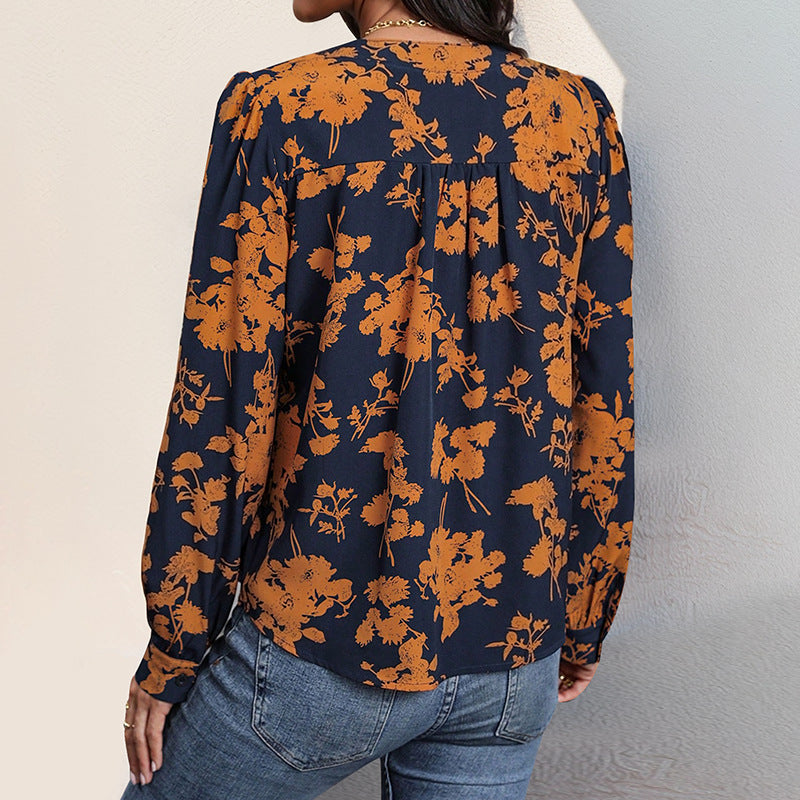 Damebluse med blomstertryk og elegante pufærmer Stilla