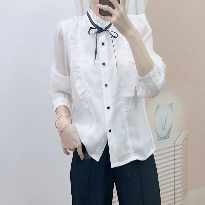 Damer elegant bluse med raffinerede flæser og dekorative knapdetaljer Stilla