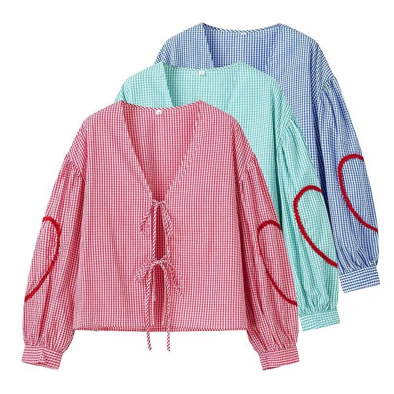 Dame Legesnit V-hals bluse med snor og hjerte-applikation Stilla