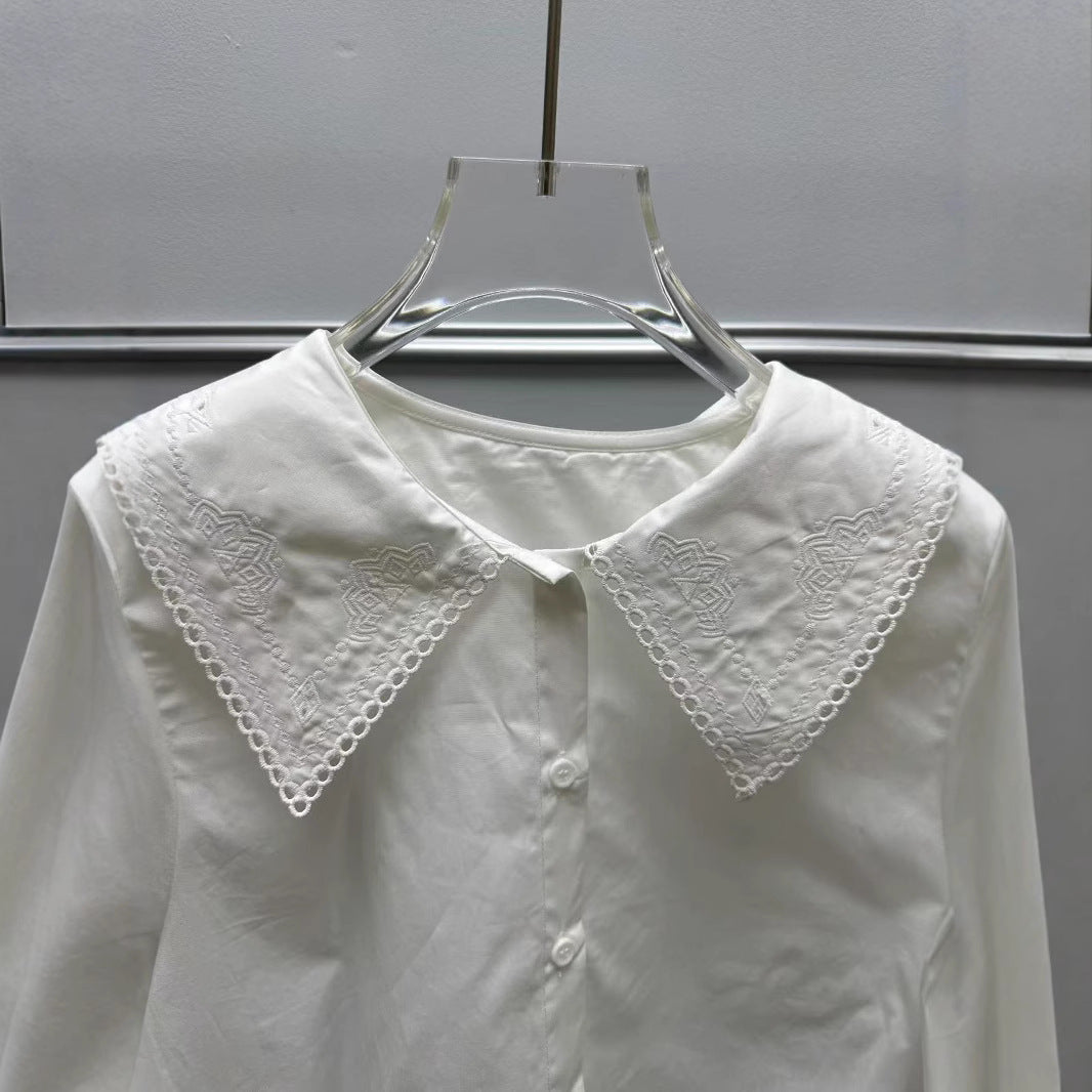 Damebluse med stilfuld stor krave og raffinerede spidsaksecenter Stilla