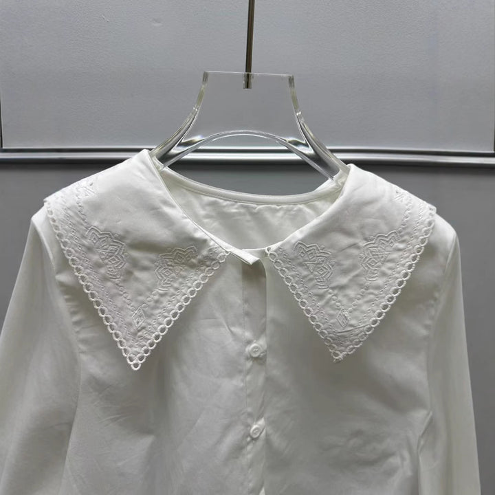 Damebluse med stilfuld stor krave og raffinerede spidsaksecenter Stilla