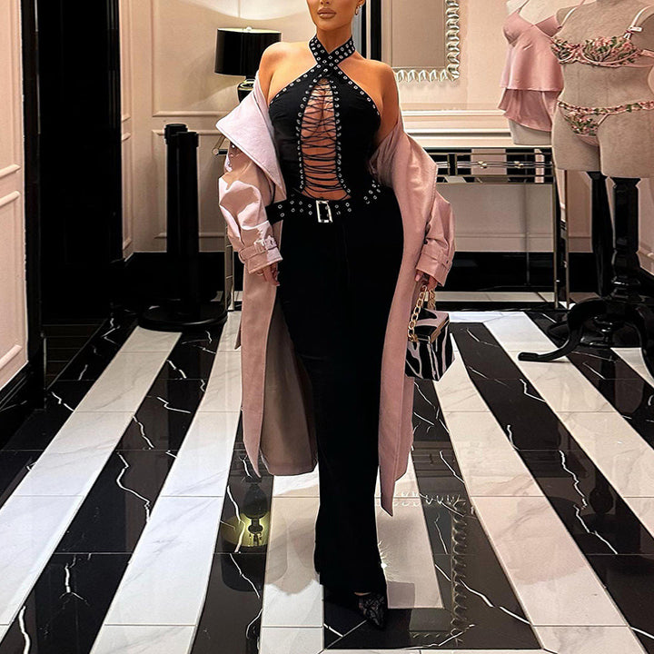 Dame tætsiddende jumpsuit med raffineret snøredesign Skovae