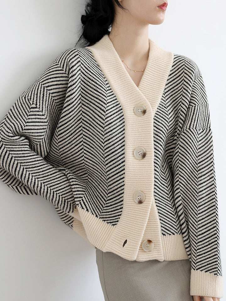 Dame mode cardigan med chevron mønster og elegante knapper Stilla