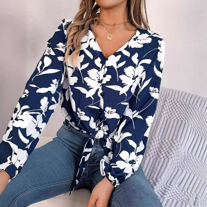 Damebluse med blomsterknude og knaplukning Stilla