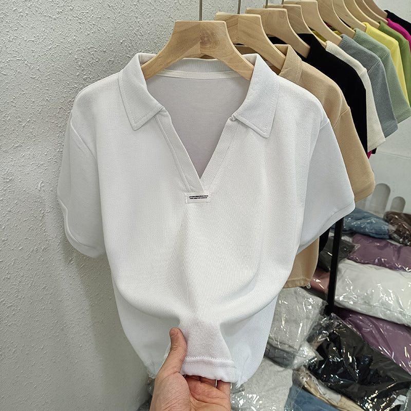 Femme Polstret Polo Stil Top med unikt V-udskæring Design Stilla