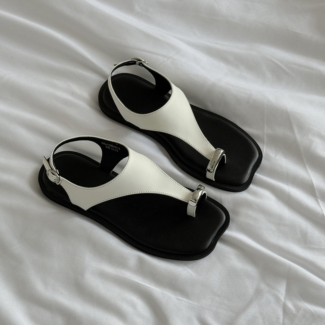 Femme Sleek T-Riemen Slide Sandaler med metallisk spænde Stilla