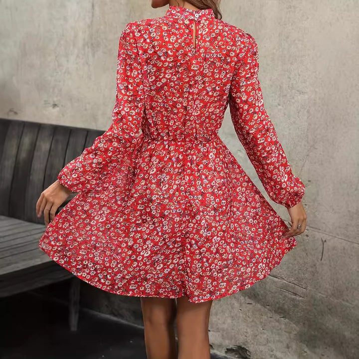 Dame blomsterkjole med høj krave og rynket nederdel Stilla
