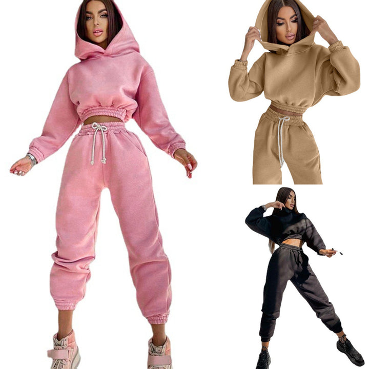 Kvinders sporty loungewear sæt lavet af kvalitets sweatshirtstof med hætte og elastisk talje Skovae