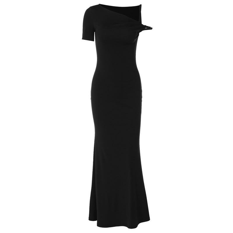 Dame figursyet maxikjole med asymmetriske stropper og elegant snit Stilla