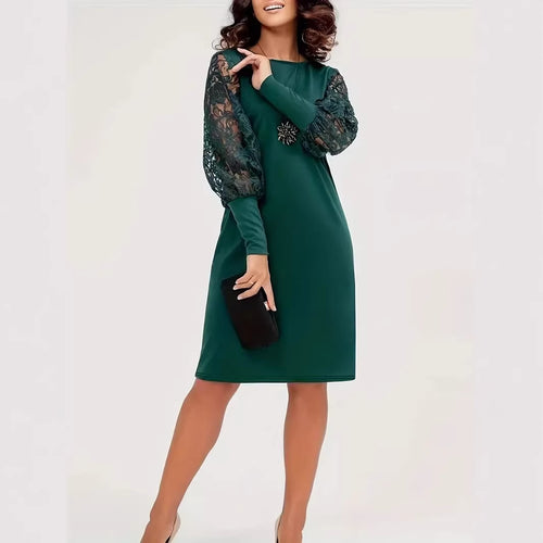Damer elegant kjole med spidsærmer og figursyet snit Skovae