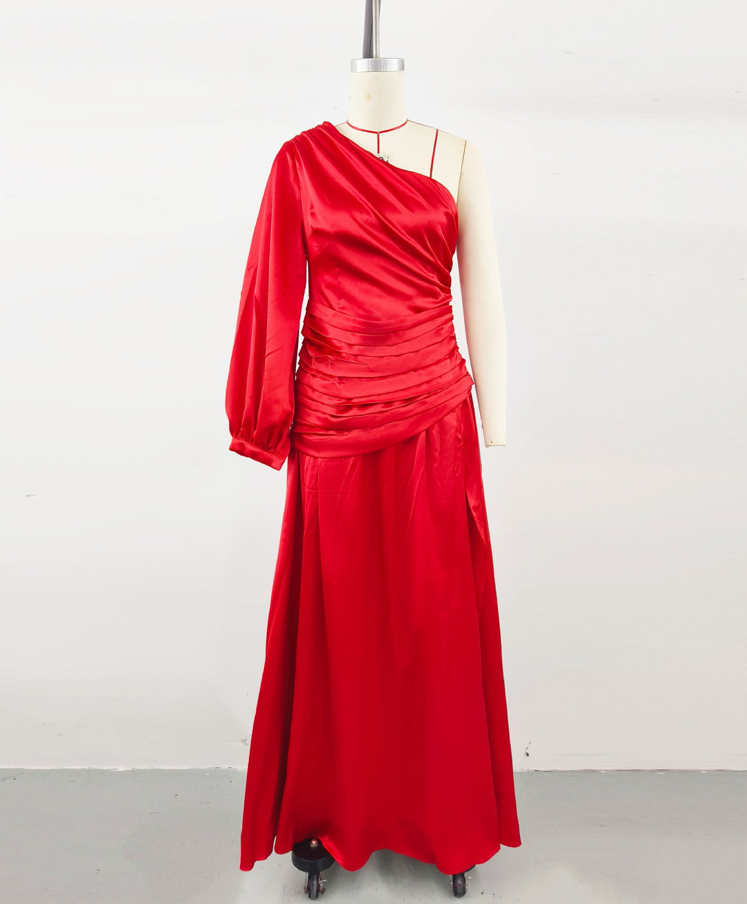 Dame asymmetrisk aftenkjole med elegant drapering og lange puffærmer Stilla