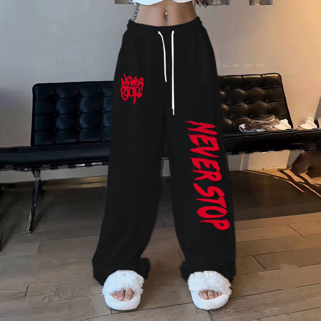 Kvinders afslappede bukser i en afslappet oversized stil med iøjnefaldende grafisk print Skovae