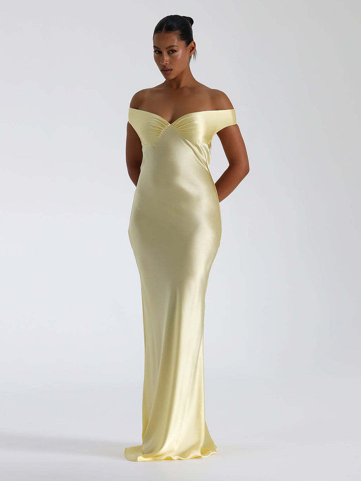 Dame Elegante lang kjole med off-shoulder design og raffinerede draperinger Stilla