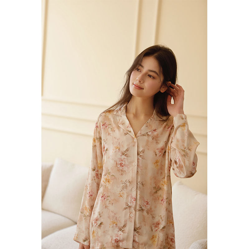Dame komfortabel Satin pyjamasæt med blomsterdesign og elegant knapliste Stilla
