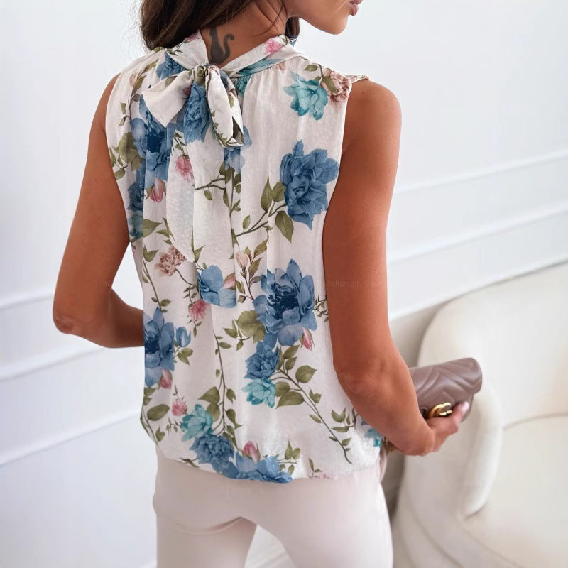 Damebluse med floralt design og elegant høj krave Stilla