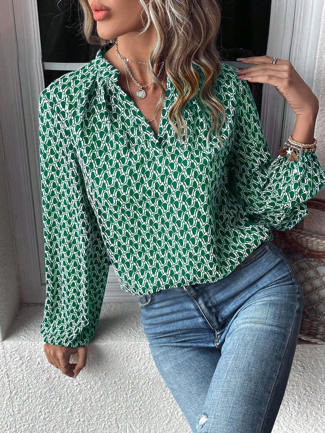 Damebluse med moderne geometrisk mønster og elegant kraveparti Stilla