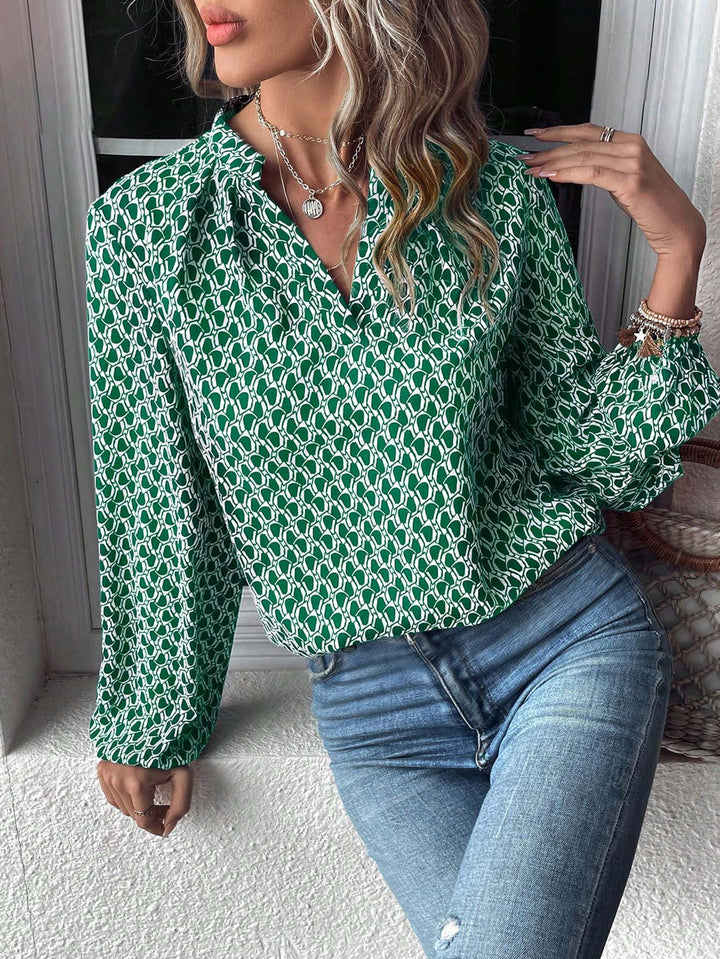 Damebluse med moderne geometrisk mønster og elegant kraveparti Stilla