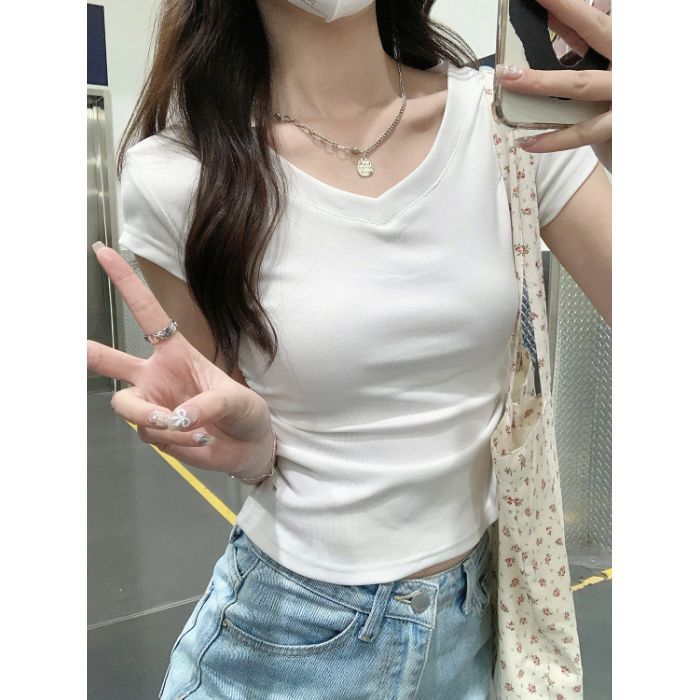 Kvinders cropped t-shirt med v-hals og tætsiddende pasform