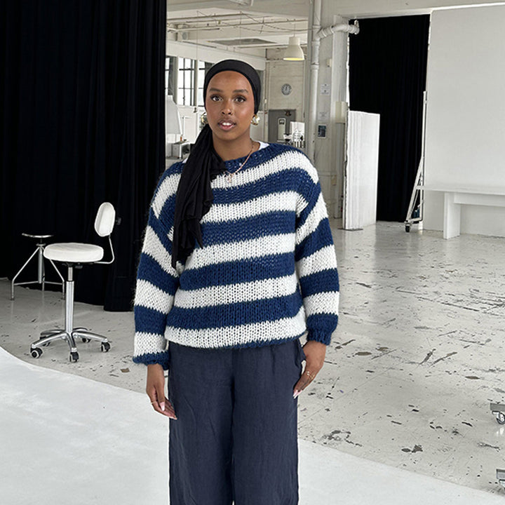 Dame afslappet strikket sweater med asymmetrisk snit og stribemønster Stilla