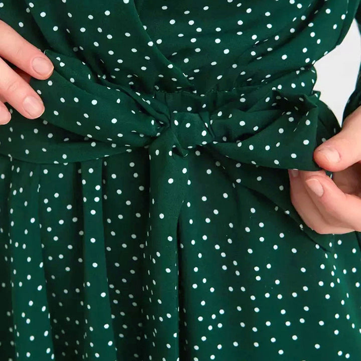 Dame vendekjole med elegante pufærmer og let V-udskæring Stilla