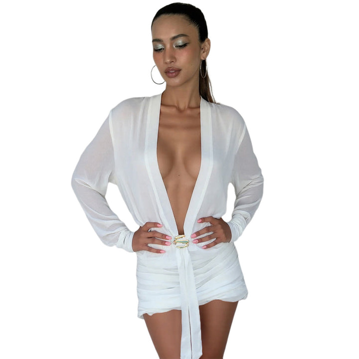 Dame indpakningsbluse med elegant drapering og farverig brochelukning Skovae