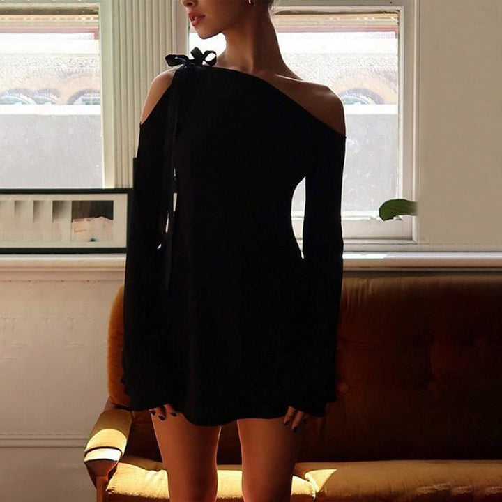 Kvinders mini kjole med off-the-shoulder design og elegant ruffle detalje Stilla