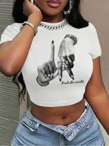 Dame Crop-Top med kunstnerisk statement-tryk Skovae