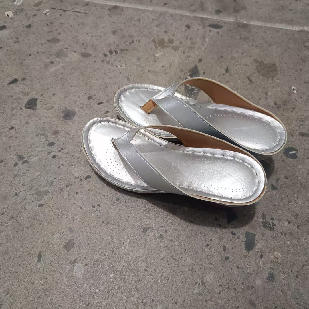Dame flip-flops med elegant metalrem og komfortabelt fodseng Stilla