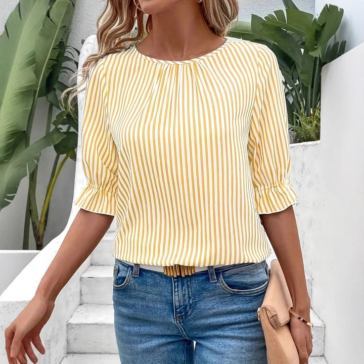 Damebluse med moderne striber og elegante flæsedetaljer Stilla