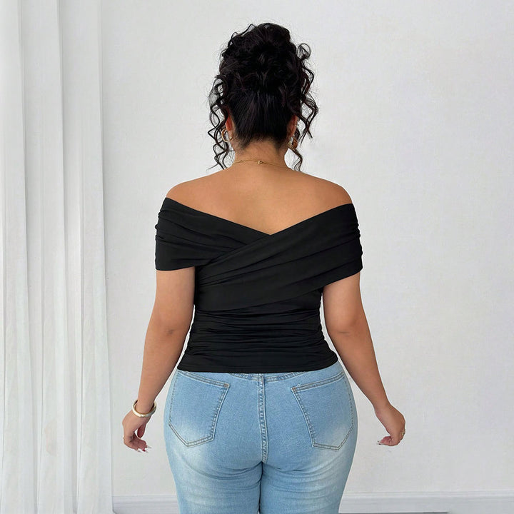 Dame elegant viklet top med off-shoulder design og raffineret drapering Stilla