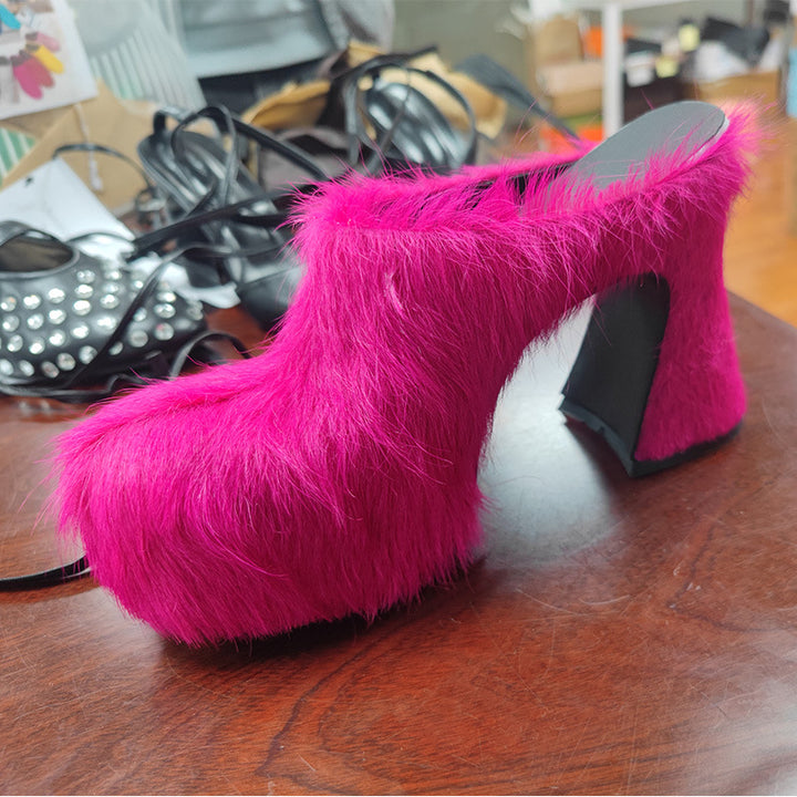 Femme Textured Fur Clog Heels med unikt skulpturelt fodseng Stilla