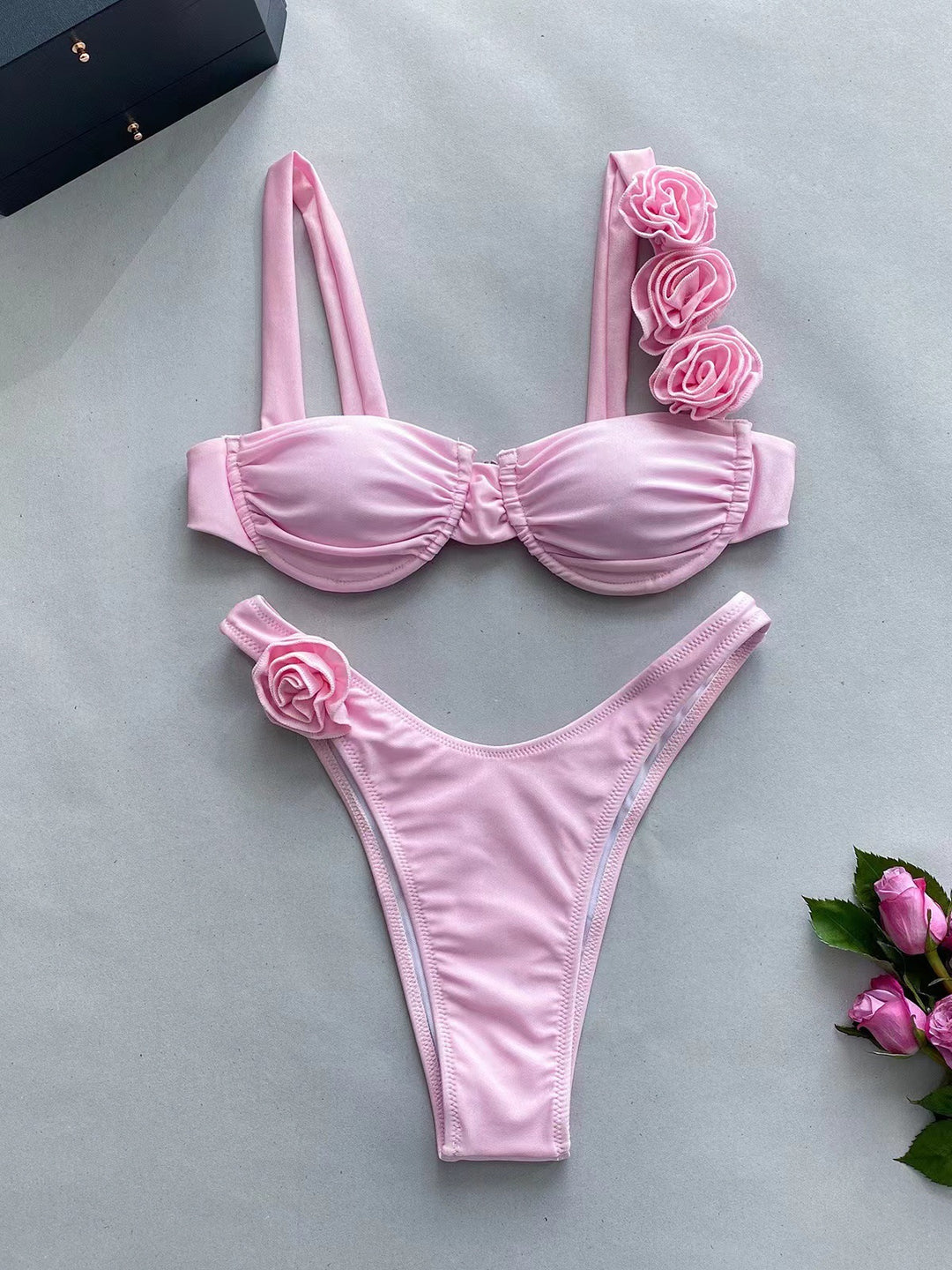 Dame bikini-sæt med blomstret flæse-design og figursyet snit Stilla