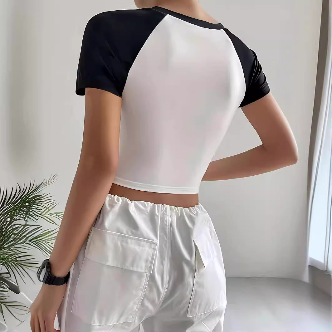 Dame Cropped T-Shirt med iøjnefaldende trykdesign Skovae