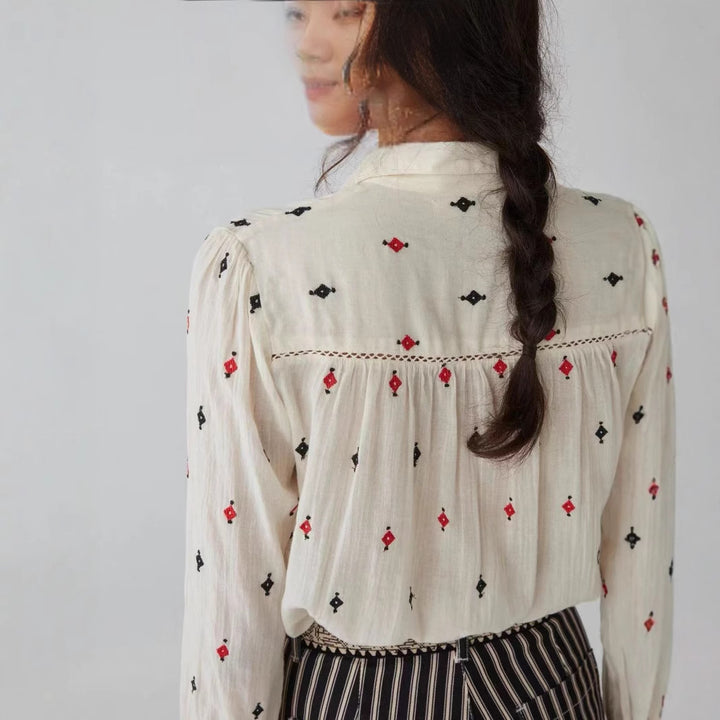 Damebluse med kunstneriske broderier og feminine detaljer Stilla