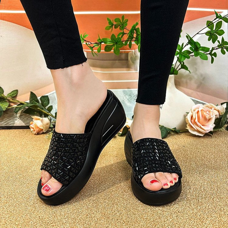 Dame plateau-geta med moderne remdesign og glitrende accent Stilla